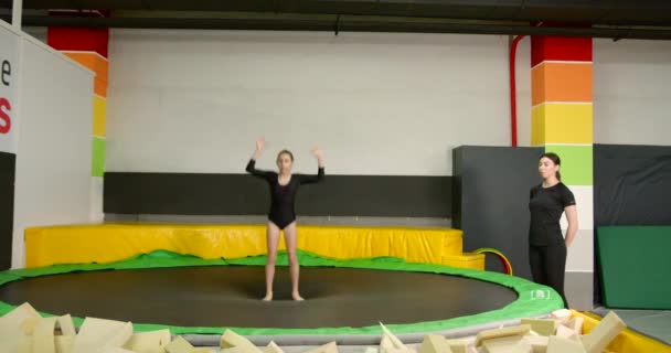 Kleine Turnerin Springt Auf Professionellem Trampolin Und Übt Mittelsprung Hopfensprung — Stockvideo
