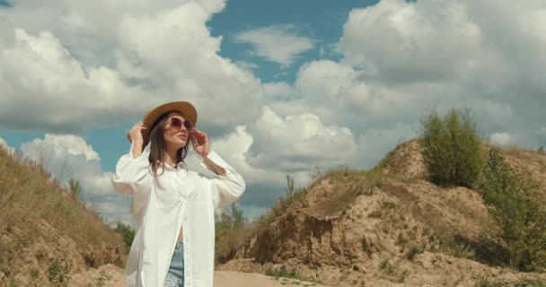 Atraktivní Mladá Žena Brýlích Bílé Košili Těší Letní Paprsky Poli — Stock video