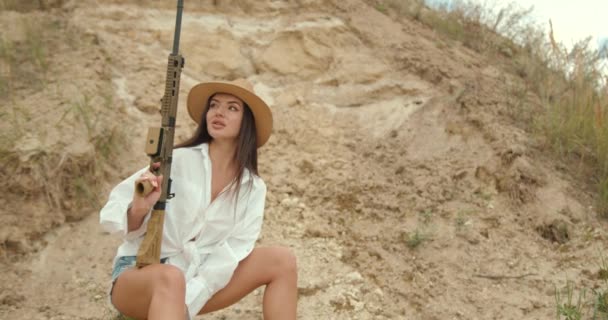 Mulher Caucasiana Bonita Com Arma Espingarda Campo Estilo Country Cowboy — Vídeo de Stock
