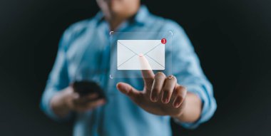 İş e-posta iletişimi ve dijital pazarlama için yeni e-posta bildirim kavramı. İş adamları sanal ekranda e-postaya dokunuyor. İnternet teknolojisi. Gelen kutusu elektronik mesaj uyarısı alıyor. 