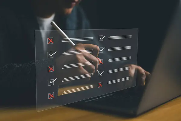 Belge yönetim sistemi DMS. Değerlendirme formu, anket, kontrol listesi ve dosya yönetimi. Bilgisayarda çalışan işadamı anket formunu çevrimiçi ve verimlilik kontrol listesi dolduruyor.