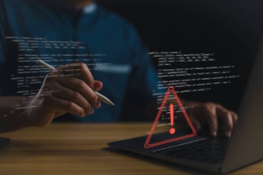 Uyarı hatası ve bakım kavramı için üçgen uyarı işareti taşıyan bilgisayar dizüstü bilgisayar kullanan personel veya iş adamı, programcı, geliştirici. Virüs tespit edildi, Siber Suçlar Koruma