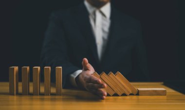 Domino iş krizi etkisinin durdurulması veya risk koruma konsepti, iş çözümü ve müdahale.