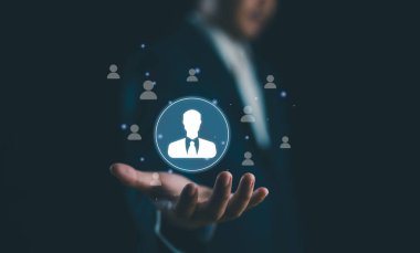 HRM veya İnsan Kaynakları Yönetimi, iş adamı yönetici simgesi, insan gelişimi işe alım liderliği ve müşteri hedef grup kavramının simgeleri arasında yer alıyor. Araştırma, hedef, Yönetim.