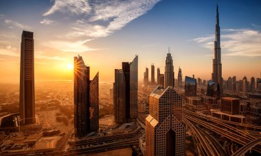 Dubai 'de gün doğumunda muhteşem gökyüzü