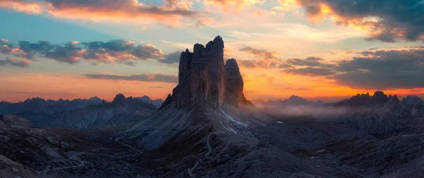 日の出にイタリアで美しい霧の風景 — ストック写真