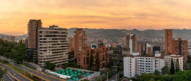 Medelln, Antioquia, Kolombiya. 31 Ağustos 2023. Medellin 'in Yerleşim Mahallesi' nde Sıcak Ton Sabahı