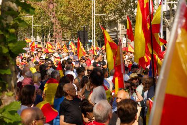 Barselona, İspanya. 8 Ekim 2023 'te Barcelona sokaklarına dökülen insanlar, muhalif olduklarını ve kendi kaderlerini tayin etme ve af çıkarmayla ilgili endişelerini dile getirdiler.