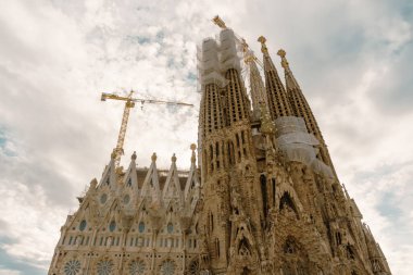 Barselona, İspanya. 22 Ekim 2023. Antoni Gaud tarafından tasarlanmış bir başyapıt olan Sagrada Familia 'nın ikonik Bazilikası' Fachada de Nacimiento 'nun büyüleyici bir ön görüntüsü.