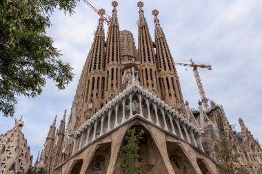 Barselona, İspanya. 22 Ekim 2023. Antoni Gaud tarafından tasarlanmış bir başyapıt olan Sagrada Familia 'nın ikonik Bazilikası' Fachada de Nacimiento 'nun büyüleyici bir ön görüntüsü.