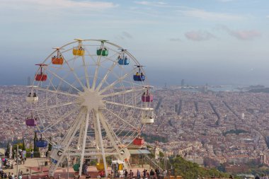 Barselona, İspanya. 10-29-2023. Tibidabo Lunaparkı 'nda ikonik dönme dolap, şehrin nefes kesici manzarası ve arka planda Akdeniz var.