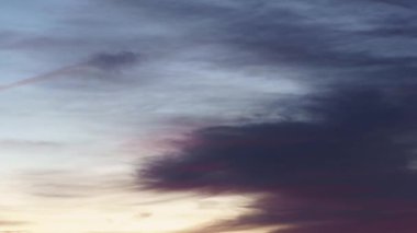 Sky Timelapse 'dan Yellow-Red Parıltısı' na. Şafak vakti gökyüzü açık mavi tonlardan yoğun sarı-kırmızı tonlara evrimleşirken günün gelişiyle son buluyor.