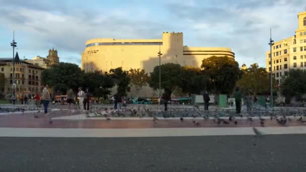 バルセロナ スペイン 2023について カタルーニャ広場のサンセット タイムラプスは コルテインの後ろ盾 ムーヴィスター センターの一部 オクレティカの建物の流れを示しています — ストック動画