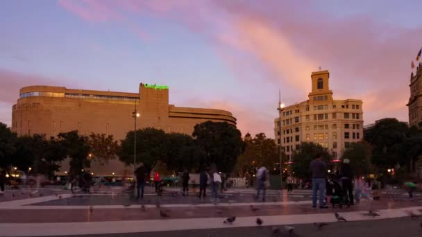 バルセロナ スペイン 2023について カタルーニャのプラア カタルーニャの日没のタイムラプスは 人々の流れ そして コルテガン とムーヴィスター センターの背景を捉えた暖かいトーンが描かれています — ストック動画