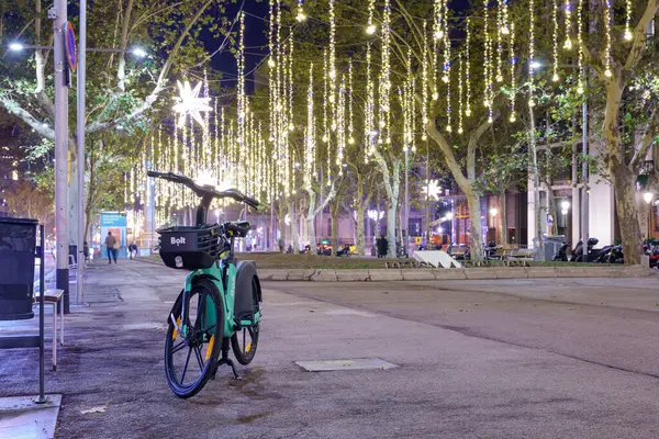 Barselona, İspanya. 11-29-2023. Yılbaşı Işıklarıyla aydınlatılan Serene Park Ayarlı Sürgülü Bisiklet 