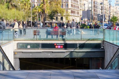 Barselona, İspanya. 03-12-2023. Güneşli bir günde Barcelona metrosuna (üniversite istasyonu) giriş