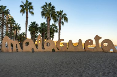 Malaga, İspanya - 19 Aralık 2023: Güneş, Kum ve Huzur: La Malagueta Sahili Hoş Geldiniz