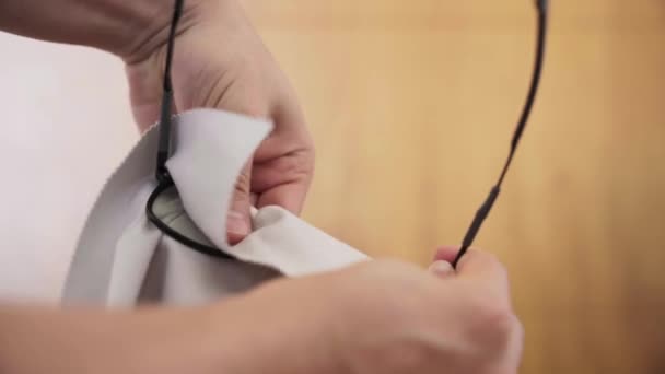 Mani Pulizia Occhiali Telaio Nero Utilizzando Panno Microfibra Grigio Sfondo — Video Stock