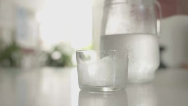 Kaltes Wasser Ein Glas Gießen Anmutig Gießen Hände Kaltes Wasser — Stockvideo