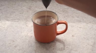 Slow Motion Sıcak Çikolata İçeceğe Hazırlık İçin Köpüklü