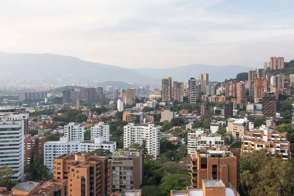 Medelln, Kolombiya. 03-17-2024. Hava fotoğrafı Medellin 'in canlı şehir manzarasını yakalar.