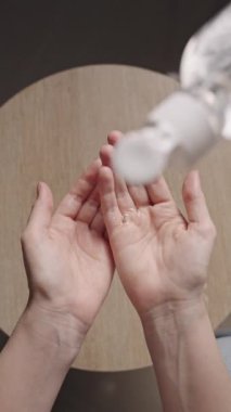 Dikey POV: El Dezenfeksiyonu için antibakteriyel gliserinli alkol jeli uygulanıyor