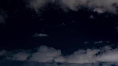 Gece Gökyüzü Zaman Çizelgesi: Beyaz Bulutlar Geçiyor