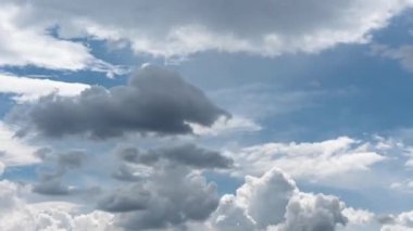 Zaman çizelgesi mavi gökyüzünde beyaz bulutların dönüşümünü yakalar. Yavaş yavaş birikerler, yoğunlaşırlar ve grileşirler. Havanın sürekli değişen doğasını resmederler.