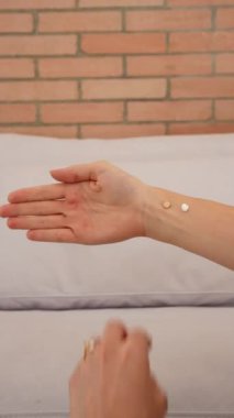 Kadın Parmaklar Renkli ve Beyaz Krem Önkolda. Konu Terapisi ve Dermatoloji Konsepti