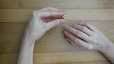 Dişi Eller Sürgülü Nişan Yüzüğü ve Bando Tahta Yüzeyde Yüzük Parmağına