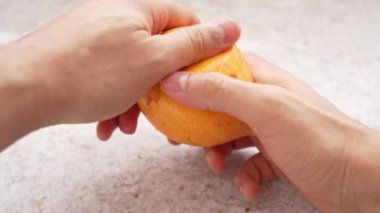 Eller Tatlı Granadilla 'yı açıyor, Pulp' u ve Tohumları Açıyor