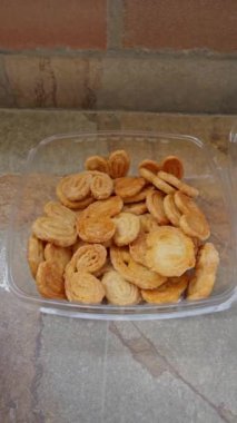 Elleri Şekerle Kaplanmış Plastik Şişme Pasta Kutusu Açan Kalpler