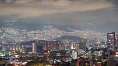 Medellin, Antioquia, Kolombiya; 09.21.2024. Gece Medellin şehrinin hava zaman çizelgesi