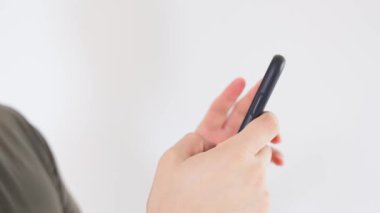 The Power of a Like: against a white background, a person hands kaydırma bir akıllı telefon ekranında, onu takip eden başparmak ile çift tıklama