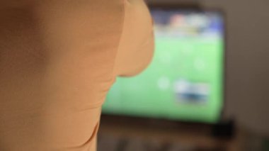 Sarı Jersey 'de Futbol Hayranı TV' yi işaret ederken Evde Maç İzliyor