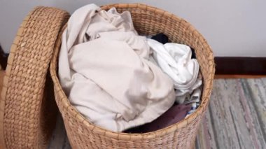Çamaşır sepetine atılan giysiler ev işlerinin günlük hareketlerini ve günlük rutinlerini vurguluyor. Temizlik, organizasyon ve günlük rutin konular için mükemmel.