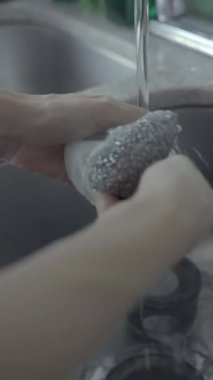 Bebek Şişe Parçalarını Sünger ve Sabunla Yıkayan Eller Lavaboda