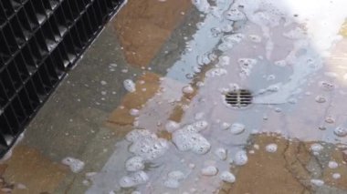 Islak Kaplama Teras Temizlik ve Bakım Sembolü 'nde Sabunlu Su Kanalizasyona akıyor