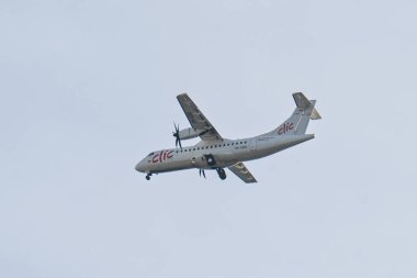 Medellin, Kolombiya. 23 Mayıs 2025: Bir Clic Air ATR 42-600 uçağı, plakası HK-5282, Olaya Herrera Havaalanı 'na yaklaşırken görüldü. Bölgesel havayolu şirketi yerli uçuşları yürütür.