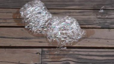 Çocuk Elleri Ahşap Güvertede Sabun Baloncukları