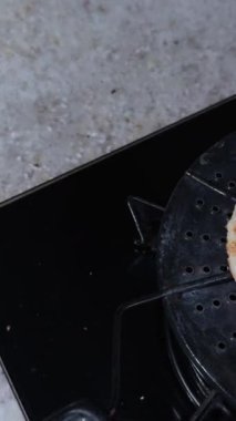 Fırında pişen Kolombiya arepasının yukarıdan çekimi.