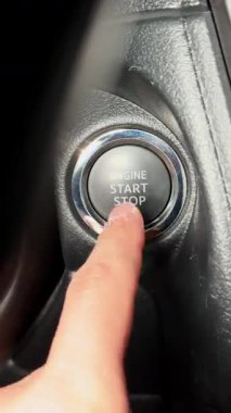 Otomobil motoru başlatma düğmesine bas