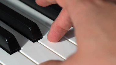 Piyano akortları çalan elin detaylı görüntüsü