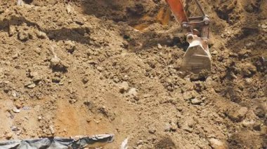 İnşaat ve toprak taşıma konsepti. İnşaat alanında toprağı eşeleyen bir kazıcı kovası.. 