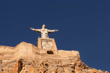 Murcia, İspanya 21 Aralık 2023: Monteagudo Anıtı 'nın Mesih' i Murcia yakınlarındaki antik bir kalenin kalıntıları üzerinde yükseliyor