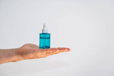 Mavi Dermatolojik Serum Düşürme Şişesi Beyaz Arkaplanda