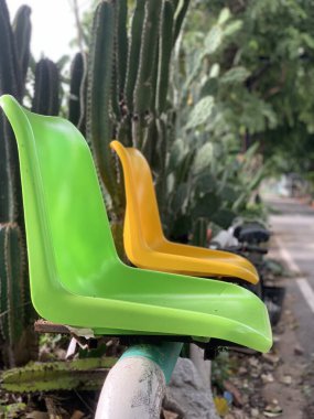 Yeşil ve sarı plastik bank, bulanık arkaplan