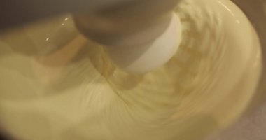 Kremayı elektrikli çırpıcıyla çırp. Profesyonel bir blender 'ın işi. Krem şanti. Krema sert tepelere ulaşır. Video çekimini kapat