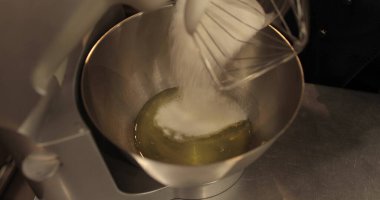 Kremayı elektrikli çırpıcıyla çırp. Profesyonel bir blender 'ın işi. Krem şanti. Krema sert tepelere ulaşır. Video çekimini kapat