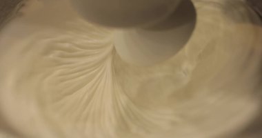 Kremayı elektrikli çırpıcıyla çırp. Profesyonel bir blender 'ın işi. Krem şanti. Krema sert tepelere ulaşır. Video çekimini kapat